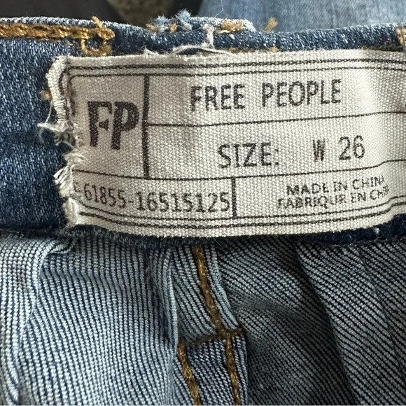 Free People light wash, straight leg, raw hem Jeans Size 26 - Picture 4 of 6